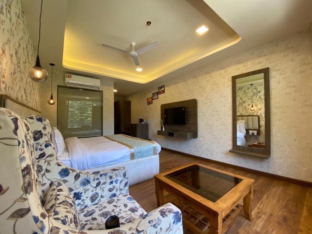 Hotel Royal Castle (SOHO KASOL) Premium Bedroom with Balcony 4