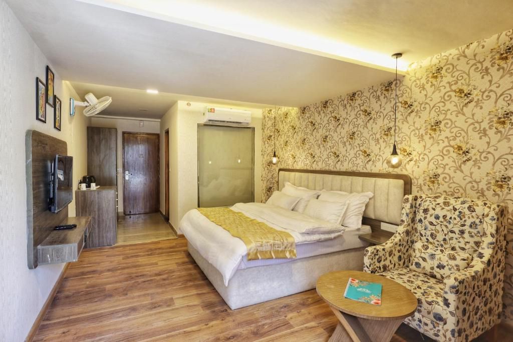Hotel Royal Castle (SOHO KASOL) Premium Bedroom with Balcony