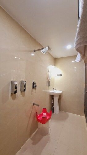 Elegance Inn Deluxe AC Room  9