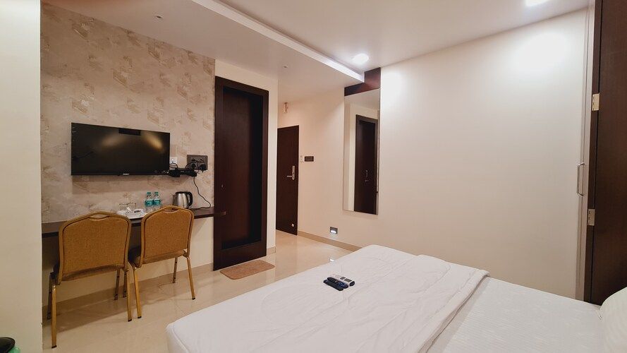 Elegance Inn Deluxe AC Room  12