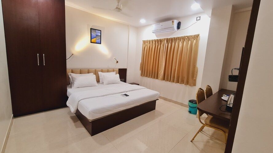 Elegance Inn Deluxe AC Room  8