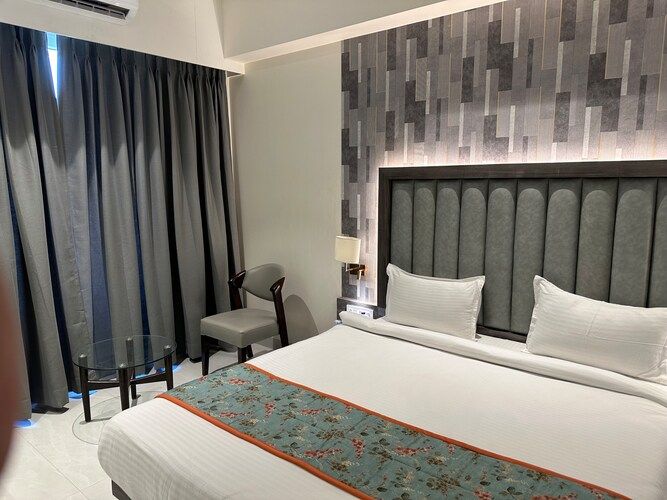 Shubham Comforts Deluxe Room 4