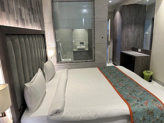 Shubham Comforts Deluxe Room 7
