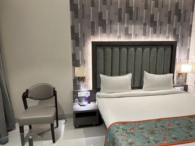 Shubham Comforts Deluxe Room 8