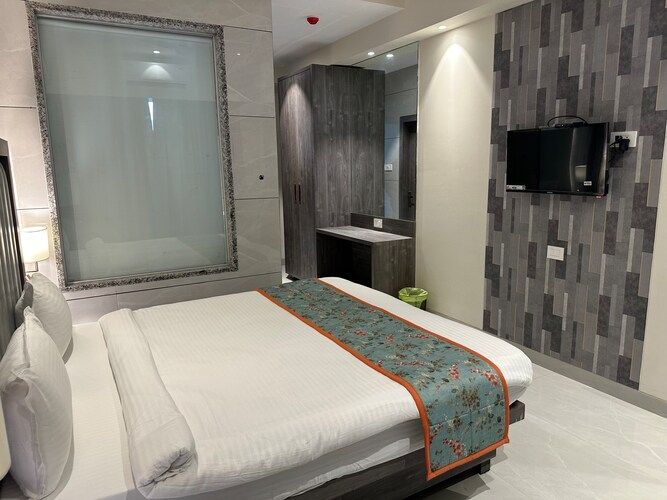 Shubham Comforts Deluxe Room 3