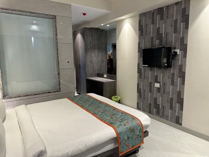 Shubham Comforts Deluxe Room 6