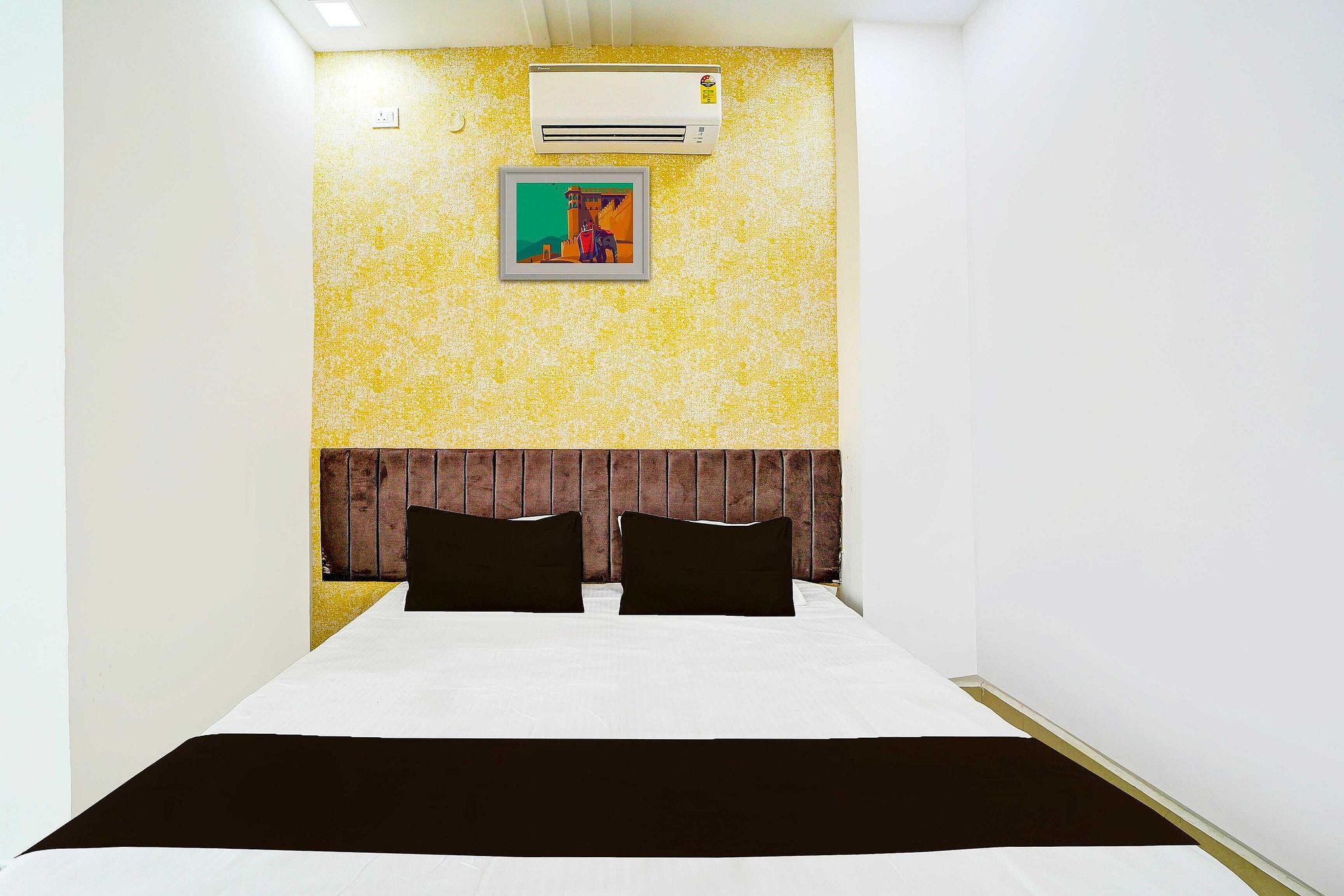 OYO 825082 Hotel shiv Shakti Classic 24