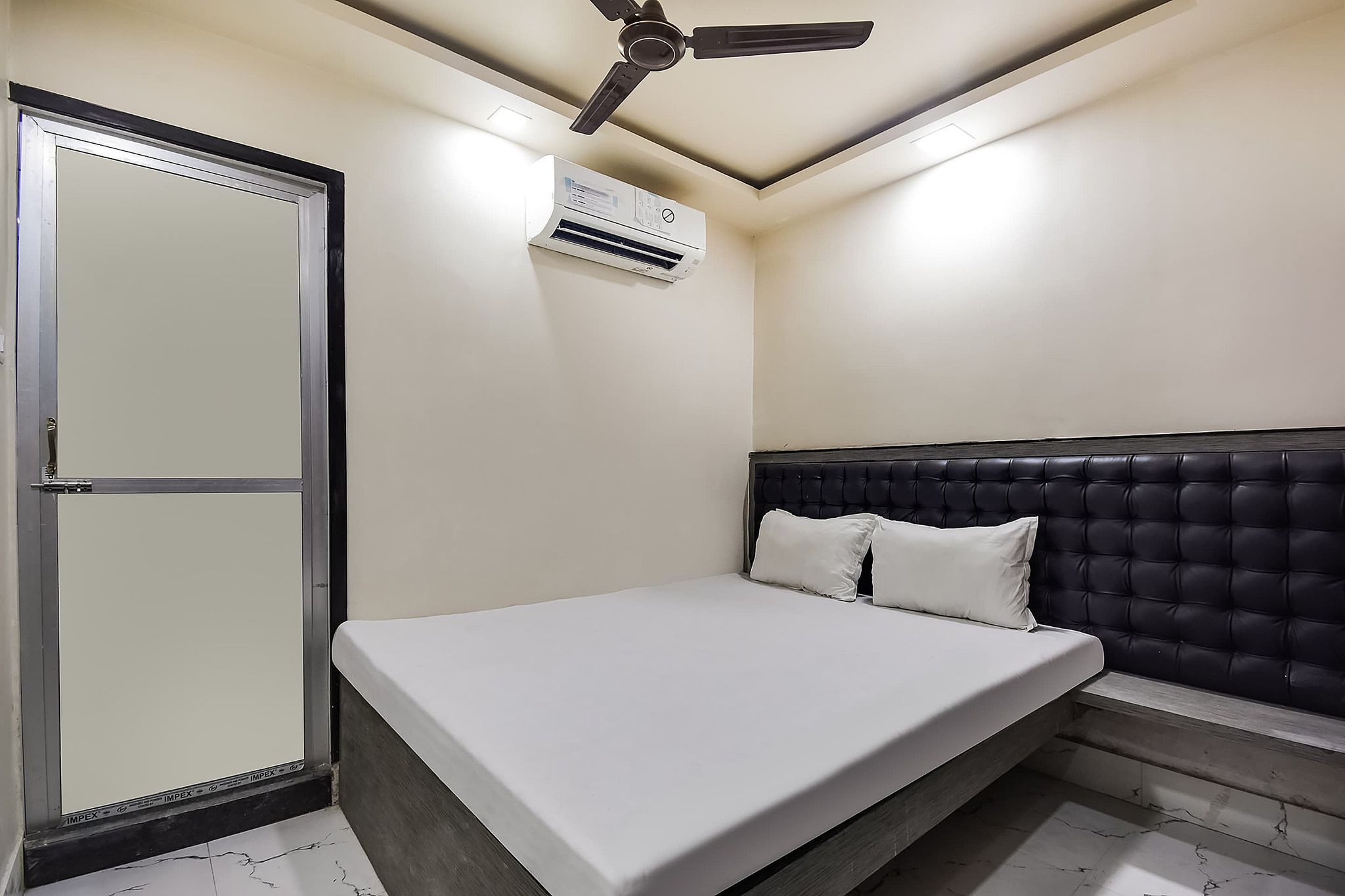 OYO Honey Rose Lodge Classic 5