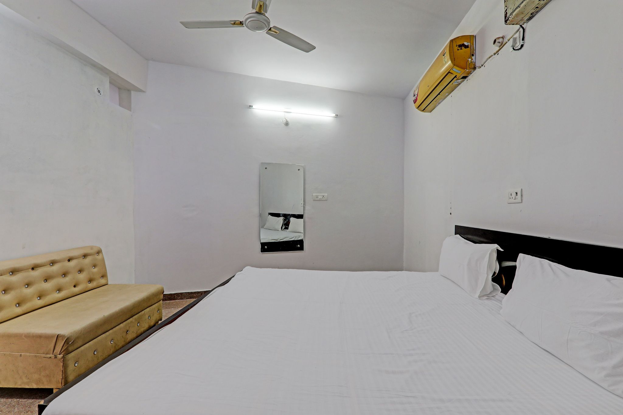 Hotel O by OYO Mahadevi Lawn Classic 6