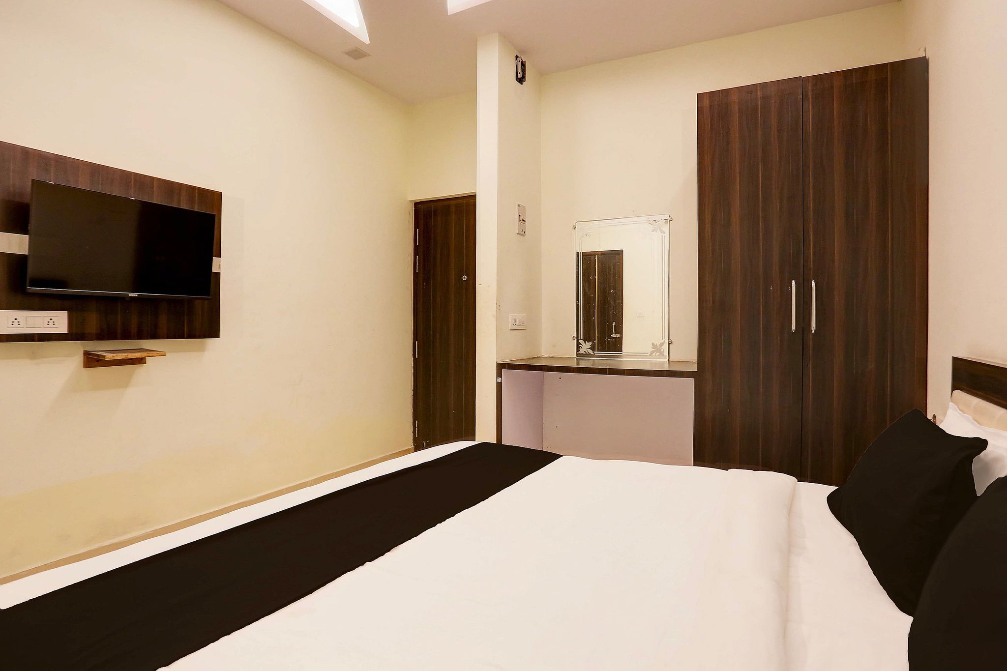 Super Townhouse Faizabad Road Opp BBD University Classic 4