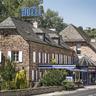 Logis Hôtel Restaurant Les 2 Rives - A75, en bordure de rivière