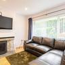4 bed House - Private Garden - Free Parking